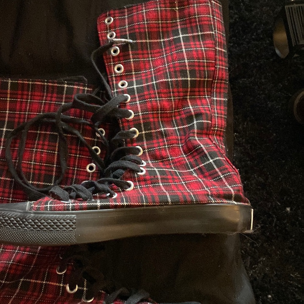 Cute tartan high tops 15 holes